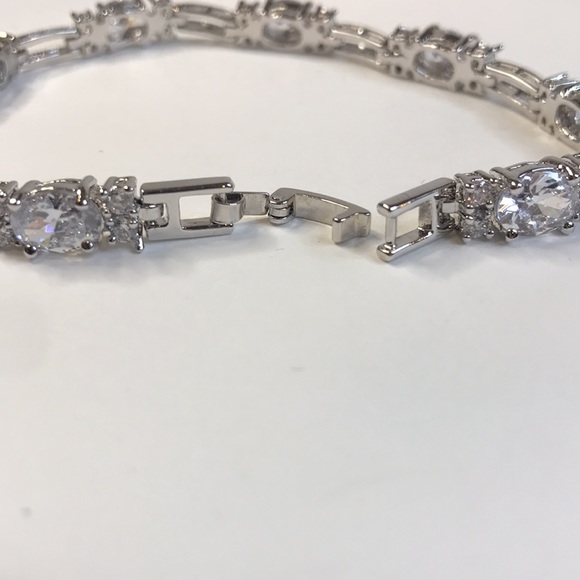 Martin James London synthetic diamond /rhinestone bracelet and earrings set - Picture 10 of 11